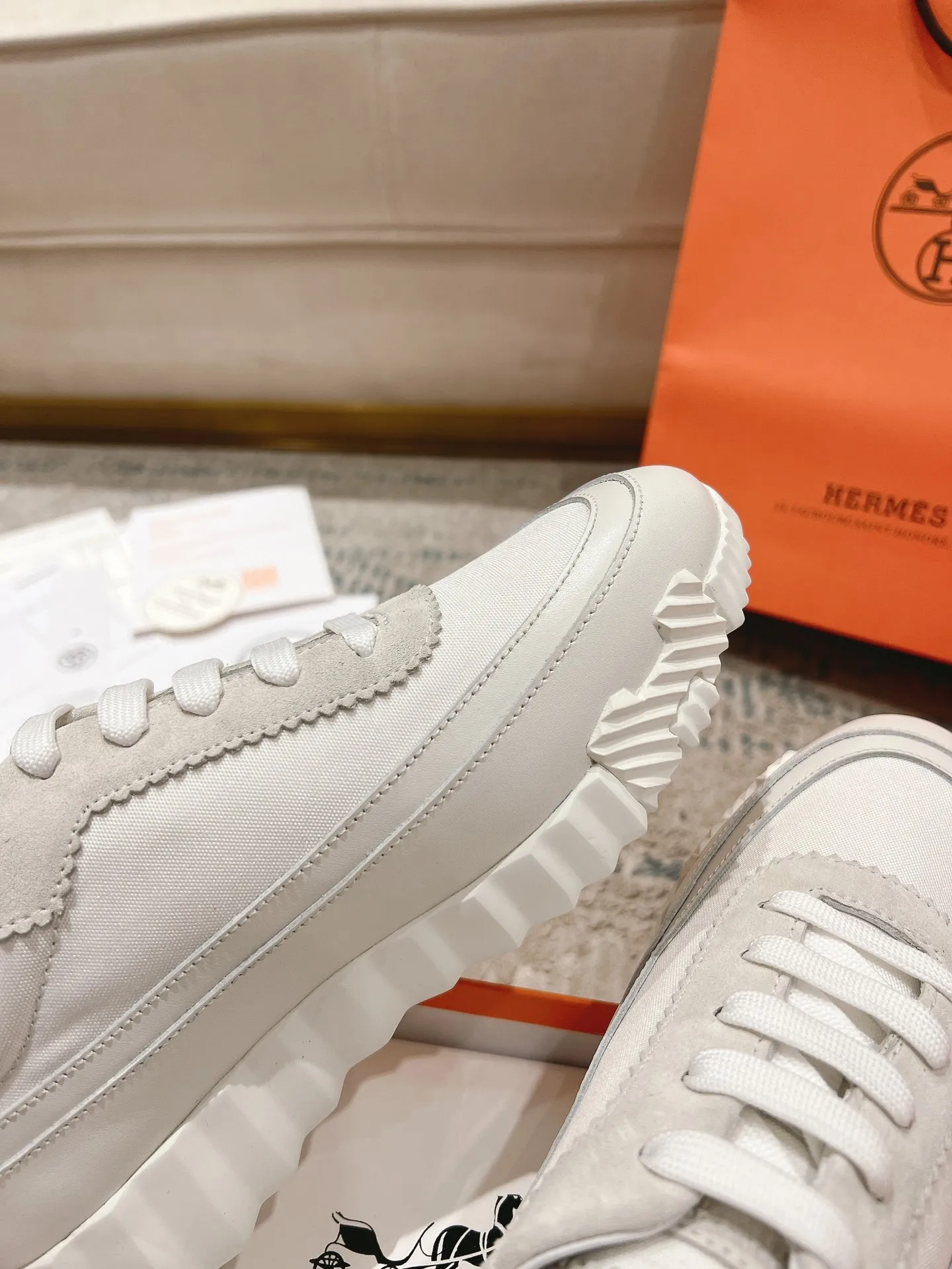 👟👟Ex-factory price 640👟👟 ‼ ️Top version 2024ss Hermès/Hermès new arrival in early autumn, casual shoes for couples👟Color-blocking design MM style, advanced fashion, simple and advanced, casual matching, very light and comfortable on the feet 🔘Upper: suede/cowhide 🔘Inner: sheepskin 🔘Outsole: original PU foam molding outsole 🔘Number of sizes: Women’s size 35-42 (40.41.42, custom made, non-refundable) Men’s size 39-46 (45.46, custom made, non-refundable) 🎁Original exquisite packaging